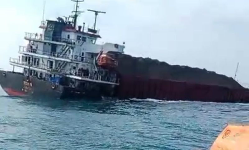 KAPAL PENGANGKUT BATU BARA KARAM DI PERAIRAN SUKABUMI, SELURUH ABK BERHASIL DIEVAKUASI KAPAL NELAYAN