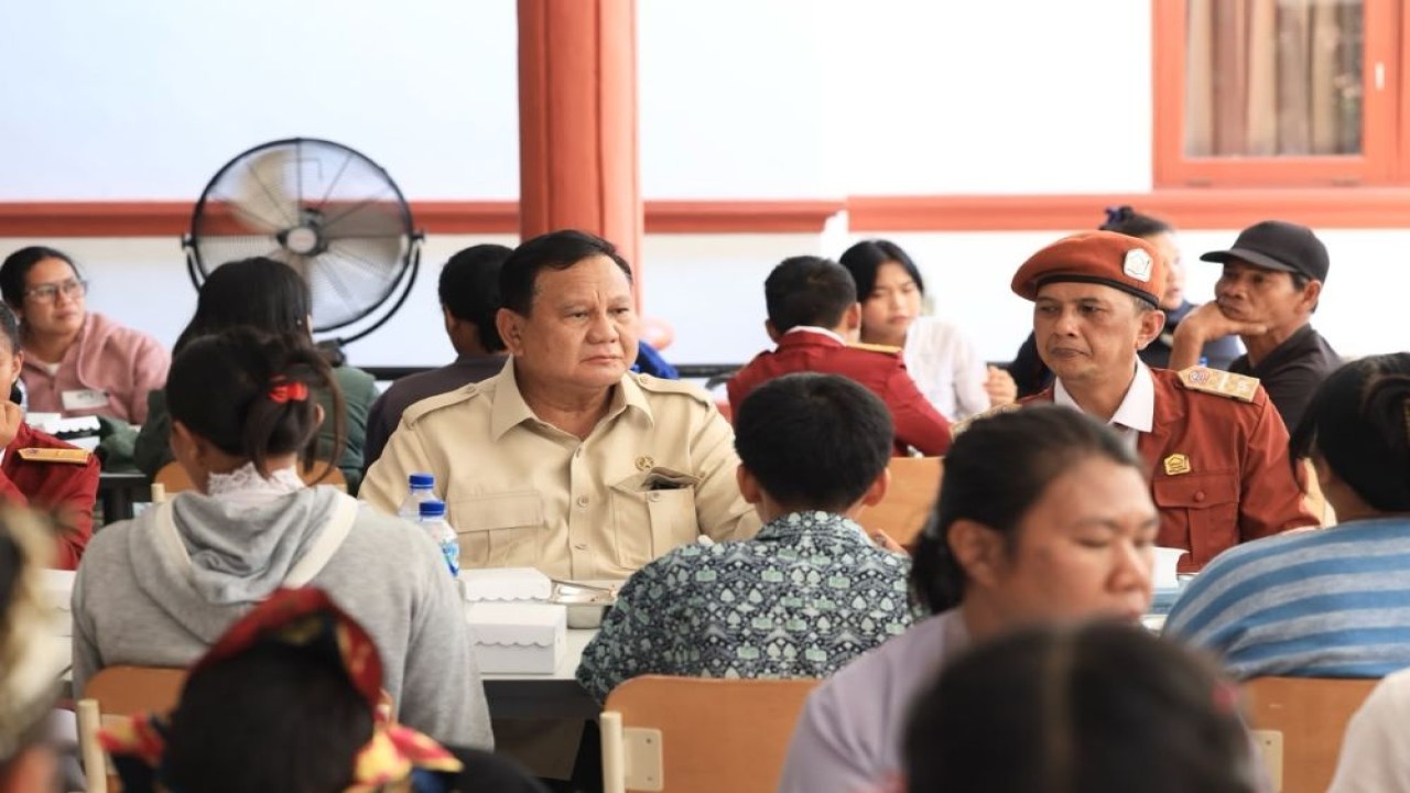 PRESIDEN PRABOWO SANTAP MBG BERSAMA SISWA SEKOLAH RAKYAT MENENGAH PERTAMA