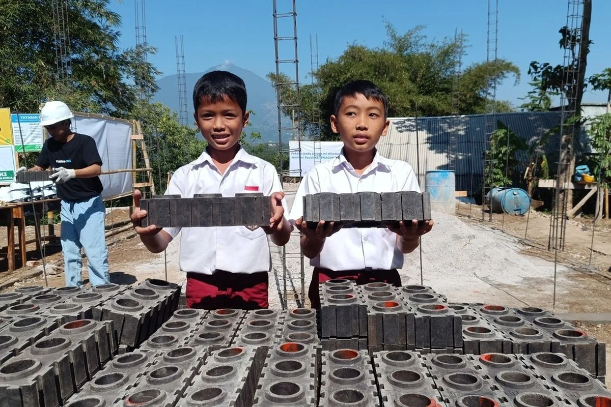 IDE KREATIF SAMPAH PLASTIK UNTUK RUANG KERAS DAPAT DUKUNGAN BUPATI GARUT