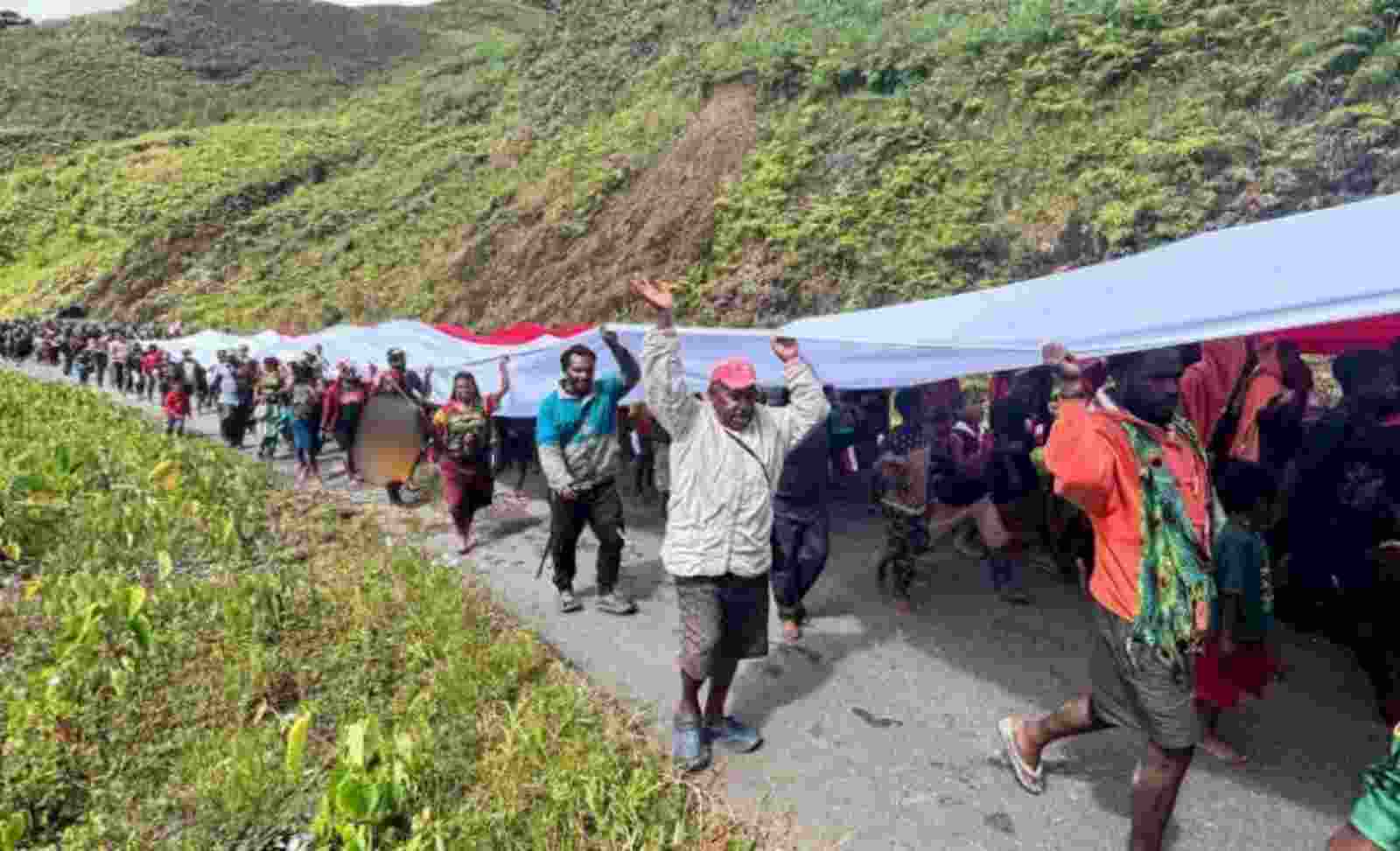 PERINGATI HARI LAHIR PANCASILA, 800 WARGA PUNCAK JAYA, KIRAB BENDERA SEPANJANG 50 METER