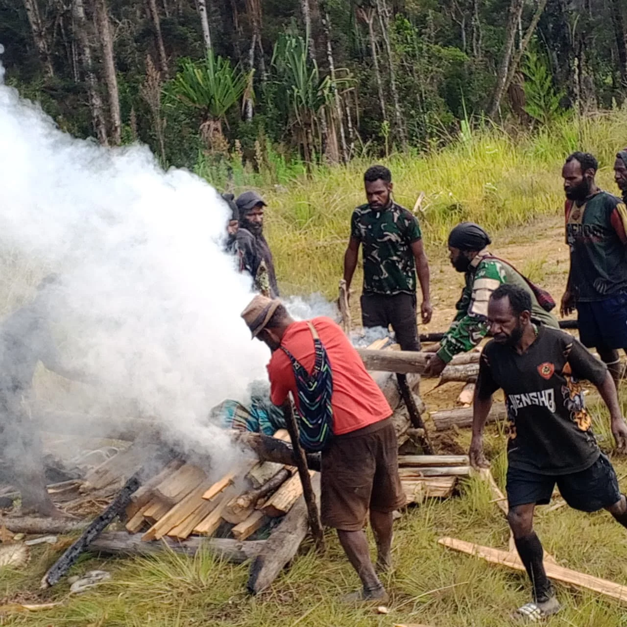 SEBUAH LEDAKAN TERJADI DI BEKAS MARKAS TPNPB-OPM, SATU WARGA TEWAS