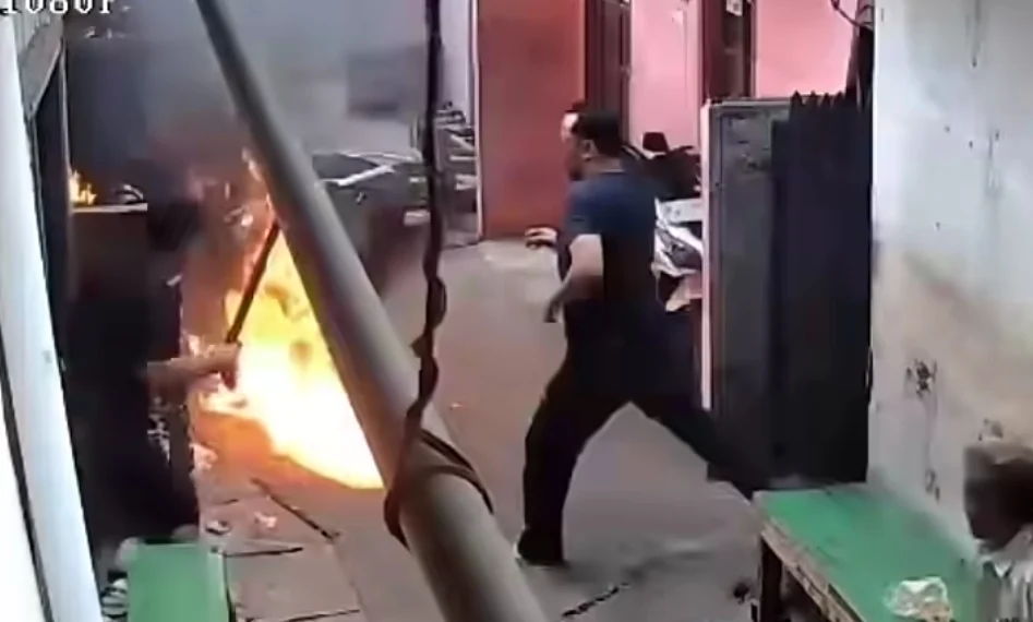 OTK SERANG IBU DAN BALITA DENGAN BOM MOLOTOV DI KOJA, TEREKAM CCTV