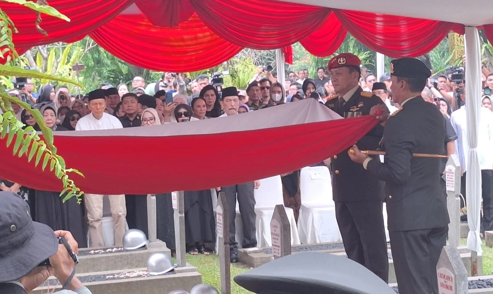 EKS MENHAN RYAMIZARD RYACUDU DIMAKAMKAN DI TAMAN MAKAM PAHLAWAN KALIBATA