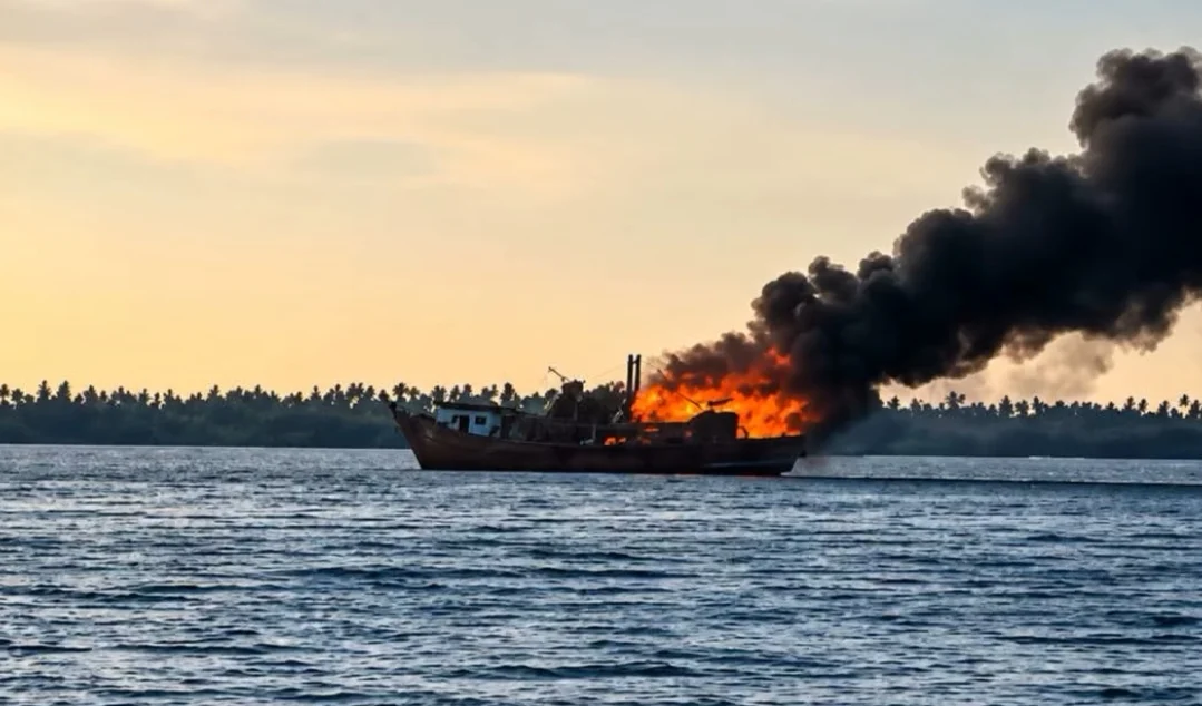 KAPAL NELAYAN TERBAKAR DI PERAIRAN PEMANGKAT, KABUPATEN SAMBAS