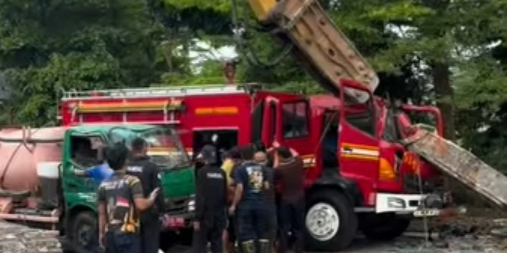 MOBIL DAMKAR TERTIMPA BALOK BETON SAAT KERJA BAKTI DI KANTOR DLH JAKARTA