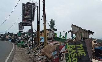 160 KIOS ILEGAL DI PUNCAK PAS DIBONGKAR, PEMILIK DIBERI KOMPENSASI 10 JUTA