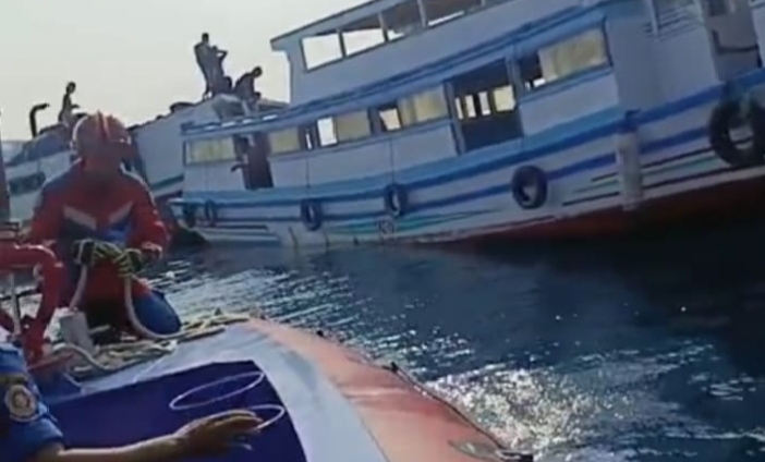 GULKARMAT, EVAKUASI KAPAL YANG KELEBIHAN PENUMPANG DI PULAU PANGGANG