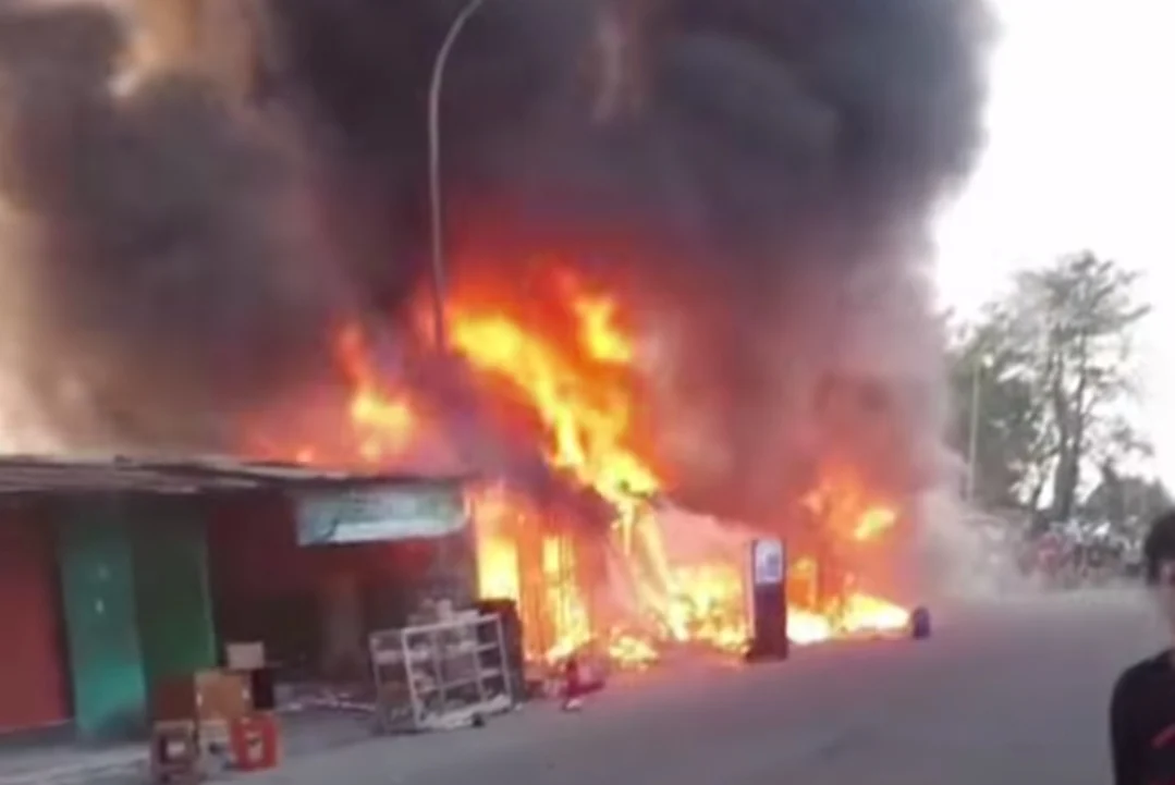 KEBAKARAN MELANDA RUKO DAN BANGUNAN SEMI PERMANEN DI KAMPUNG LIO, DEPOK