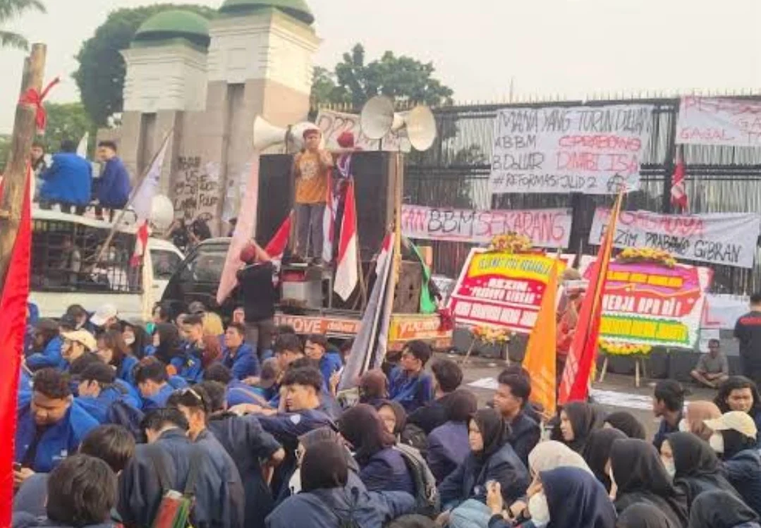 MASSA AKSI UNJUK RASA DEPAN DPR RI SOROTI SOAL MBG DAN RUPIAH