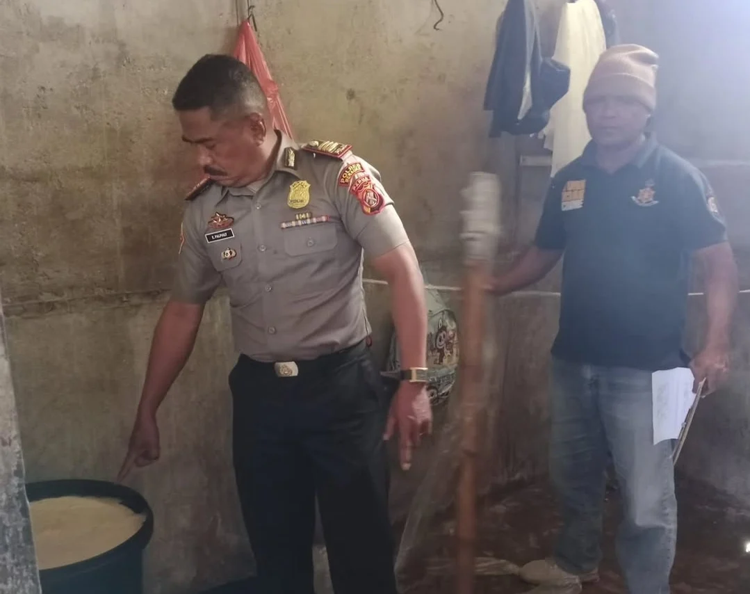 POLISI GEREBEK PRODUKSI MINUMAN KERAS (SOPI) RUMAHAN DI MARAUKE