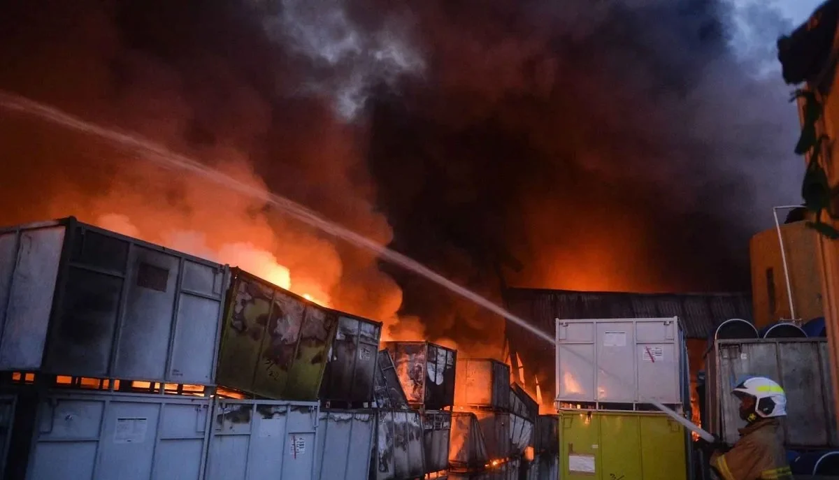 LEBIH DARI 12 JAM, KEBAKARAN PABRIK SENDAL DI TANGERANG, WARGA MENGEVAKUAS DIRI
