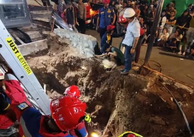 BOCAH 4 TAHUN TERPEROSOK DALAM LOBANG PROYEK BERUKURAN 30 CM DI MANGGARAI