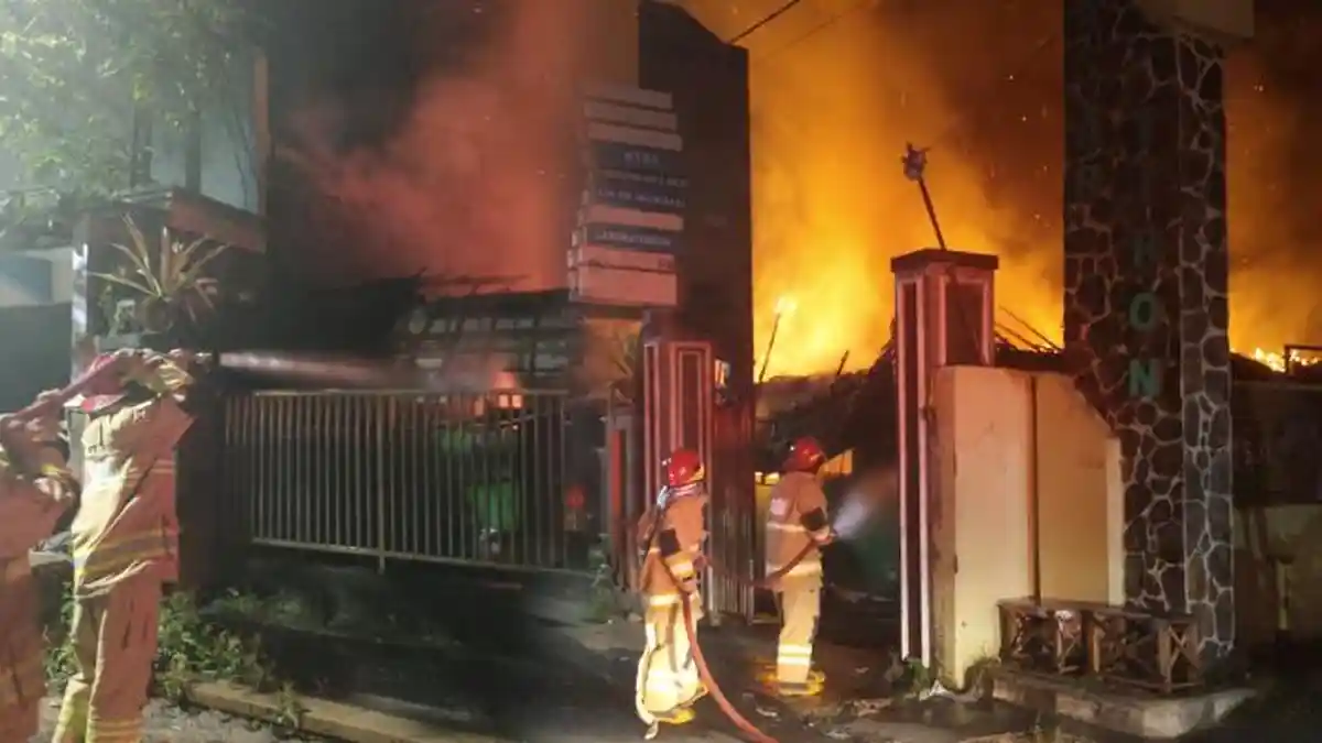 KEBAKARAN HEBAT TERJADI DI PUSKESMAS TIRON, KEDIRI