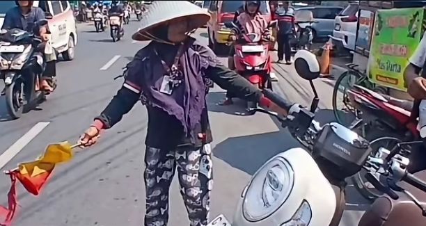CERITA NENEK KUSRIYATI GAGALKAN AKSI PERAMPOKAN 3,6 MILIAR, NAMUN HANYA DIKASIH SERATUS RIBU