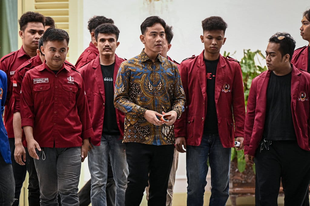WAKIL PRESIDEN GIBRAN RESPON DAN TEMUI PERWAKILAN MAHASISWA YANG GELAR AKSI DEMO