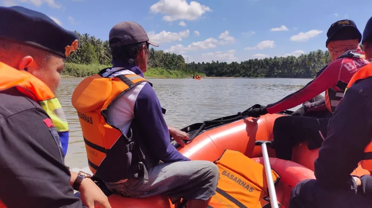TIM SAR TEMUKAN KORBAN TERAKHIR ANAK TENGGELAM DI SUNGAI MALIPI