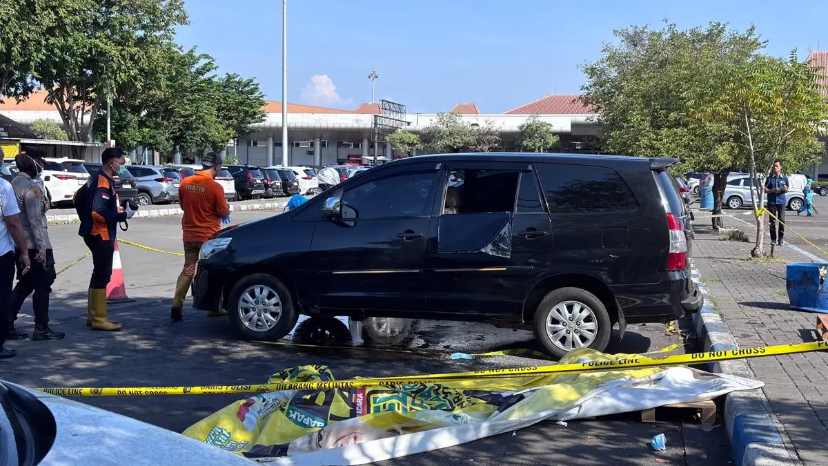 MAYAT PEREMPUAN HAMIL DALAM MOBIL PLAT MERAH DI PARKIRAN BANDARA JUANDA