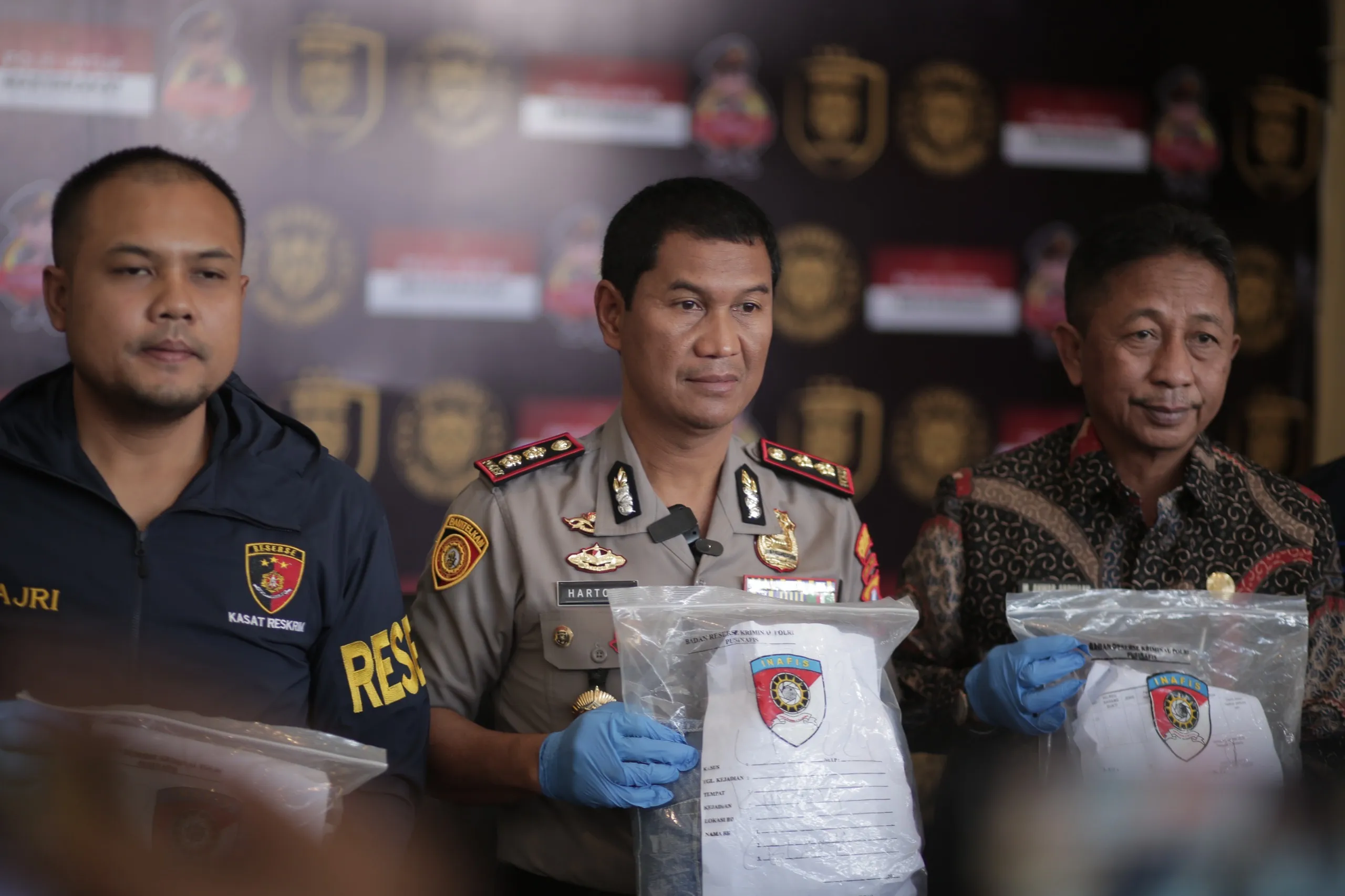 REMAJA 15 TAHUN DI CEKOKI MINUMAN DAN DIRUDAPAKSA 27 ORANG DI SAMPANG