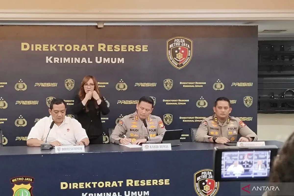 8 ORANG SINDIKAT BUZZER PENYEBAR HOAKS DAN PROVOKASI DITANGKAP POLISI