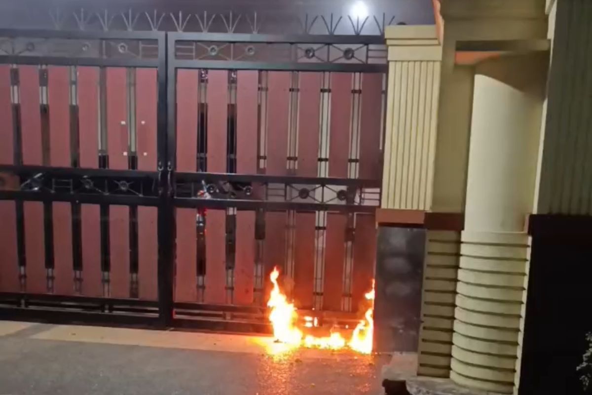 RUMAH PENGACARA DI CIRACAS DILEMPAR BOM MOLOTOV, POLISI BURU PELAKU
