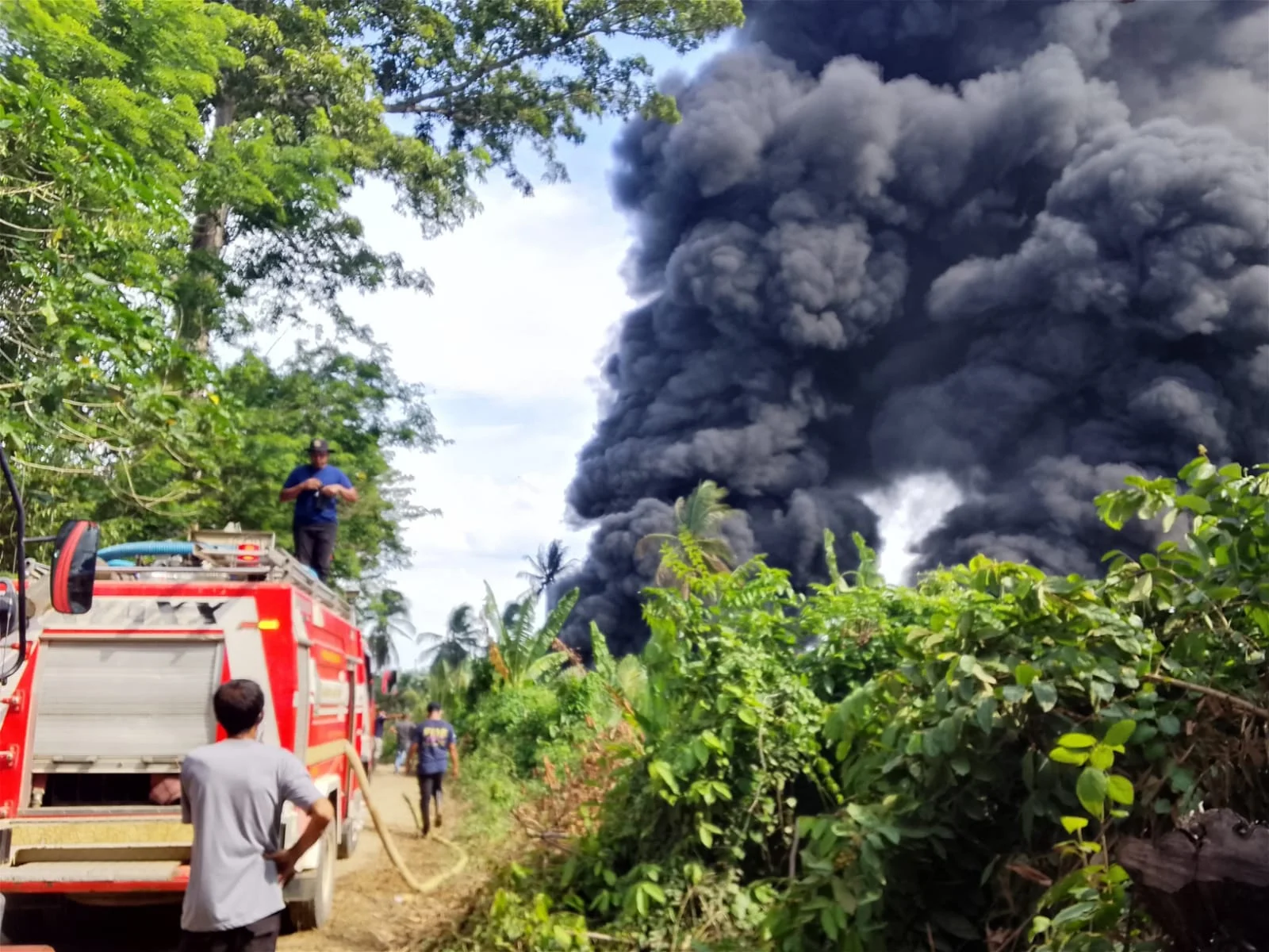 KEBAKARAN SUMUR MINYAK TRADISIONAL ILEGAL DI ACEH TIMUR 