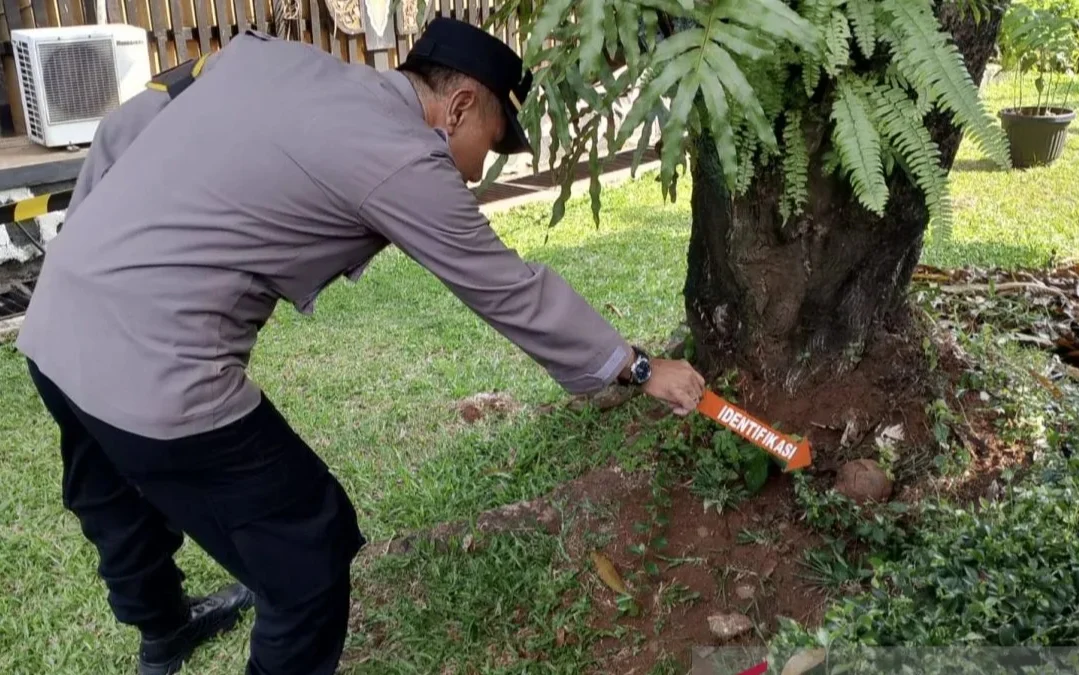 PETUGAS KEBERSIHAN TEMUKAN BENDA DIDUGA MORTIR DI ANJUNGAN SUMBAR TMII