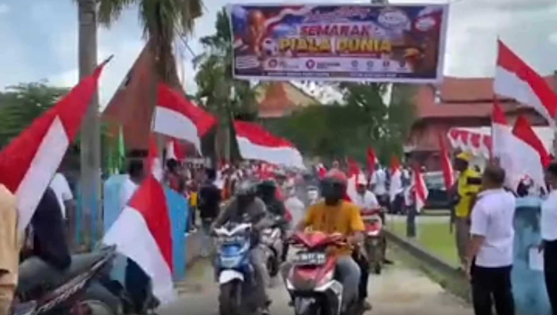 SEMARAK PIALA DUNIA, MASYARAKAT GELAR KONVOI BENDERA MERAH PUTIH DI PAPUA