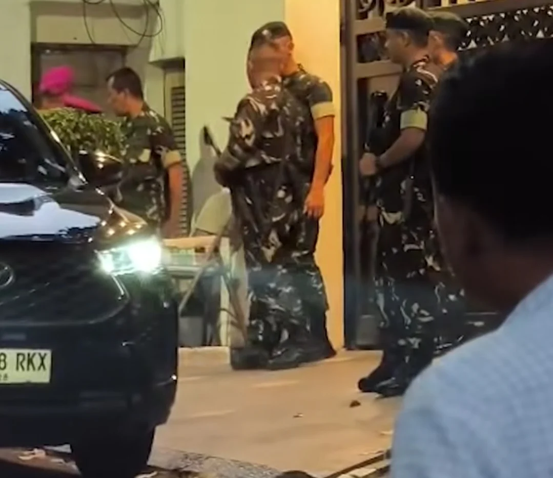 TNI JAGA KETAT RUMAH JAMPIDSUS DI KEBAYORAN BARU PASCA PENGGELEDAHAN CAFE DAN MONEY CHANGER