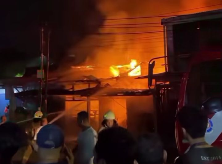 3 ORANG DITEMUKAN DALAM KONDISI MENGENASKAN DALAM KEBAKARAN DI PULOGADUNG