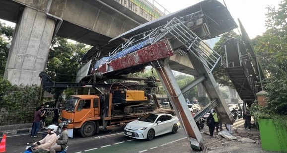 JPO TENDEAN DIBONGKAR IMBAS TRUK PENGANGKUT ALAT BERAT NYANGKUT