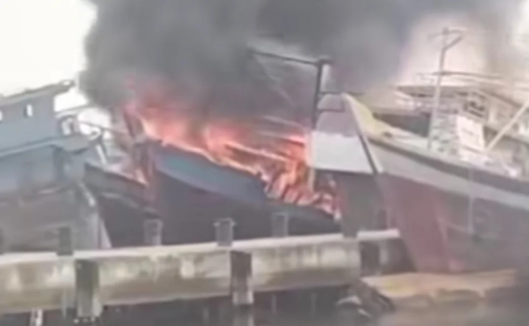 TIGA KAPAL NELAYAN DI MUARA ANGKE TERBAKAR BERHASIL DIPADAMKAN