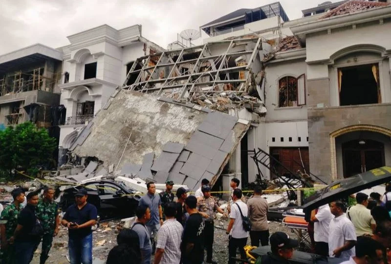 DIDUGA PIPA GAS BAWAH TANAH BOCOR, LEDAKAN PORAK PORANDAKAN RUMAH MEWAH DI MEDAN