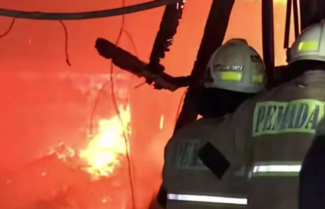 DUA RUKO DI PULO GADUNG LUDES TERBAKAR
