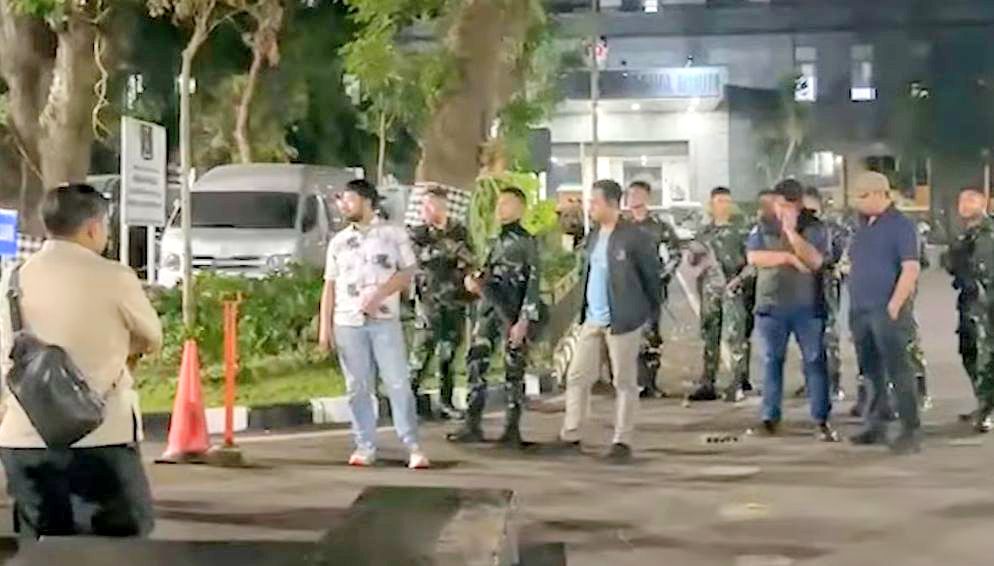 PULUHAN ANGGOTA TNI BERSENJATA LENGKAP DATANGI POLDA METRO JAYA