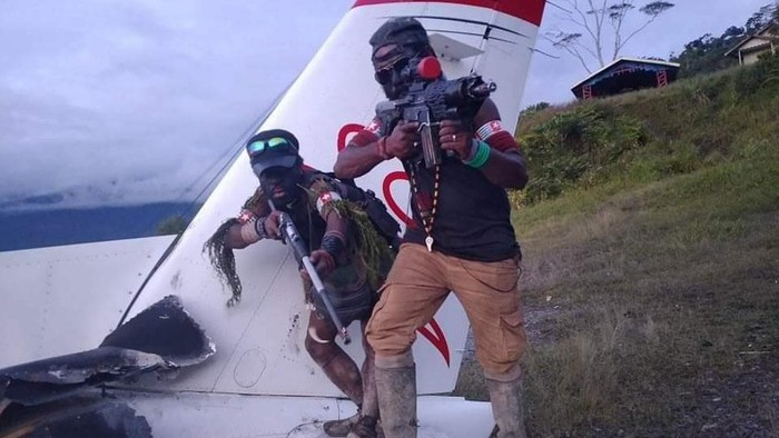 TPNPB-OPM KLAIM BAKAR DAN TEMBAK MATI PILOT PESAWAT PERINTIS PT. AMA DI YAHUKIMO