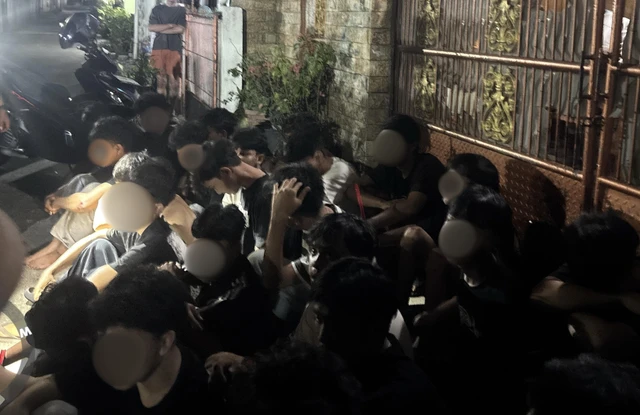GAGALKAN TAWURAN, POLISI AMANKAN 32 PEMUDA BERSENJATA TAJAM DI DEPOK