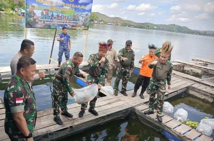 MASYARAKAT SEKITAR DANAU SENTANI TERIMA 2000 BIBIT IKAN DARI TNI