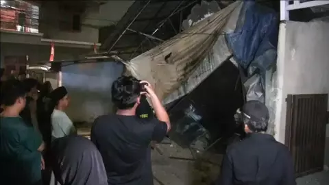 RUMAH AMBRUK SAAT DINI HARI, IBU HAMIL DAN 2 ANAKNYA TERJEBAK DI PONDOK PINANG