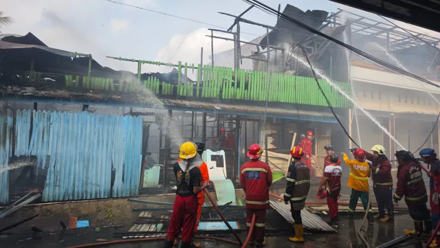 KEBAKARAN HANGUSKAN RUMAH, KOSAN DAN 5 UNIT MOBIL DI SAMARINDA