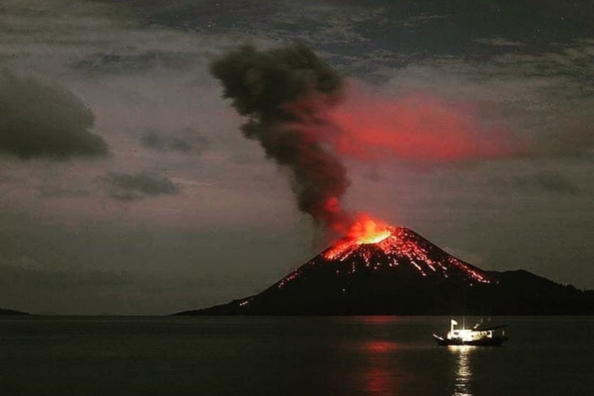 GUNUNG ANAK KRAKATAU ERUPSI 2 KALI MALAM INI, WARGA DIHIMBAU JANGAN DEKAT 3 KILOMETER