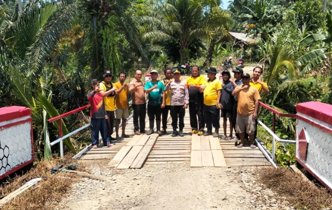 POLRES MUKOMUKO RAMPUNG PERBAIKI JEMBATAN PENGHUBUNG DESA DI SUNGAI RUMBAI