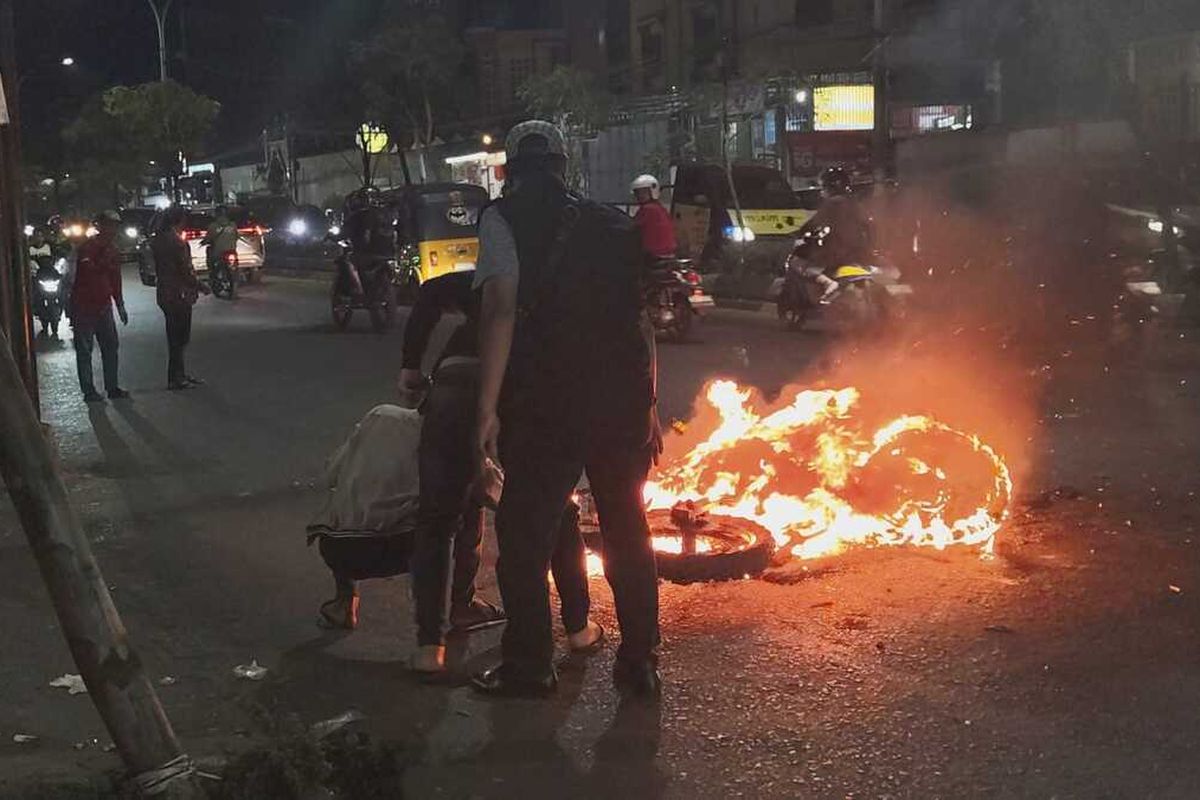 TAWURAN GENG MOTOR DENGAN WARGA, SATU LUKA KENA ANAK PANAH DAN MOTOR DIBAKAR