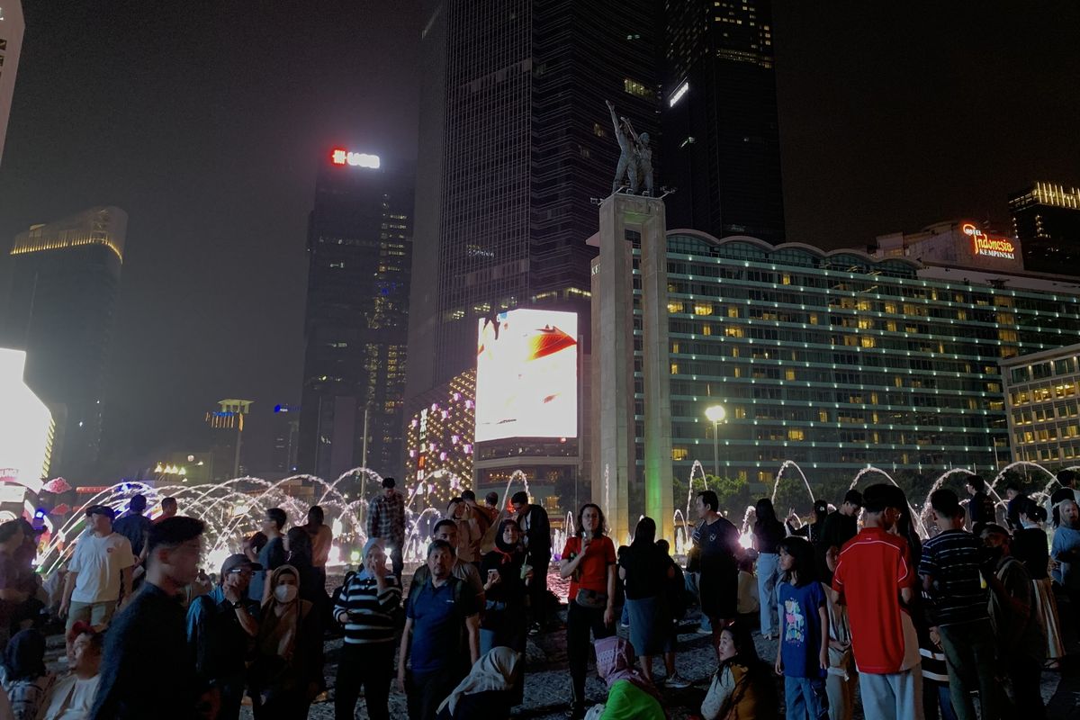 MALAM KEMERDEKAAN PENUH KHIDMAT, BUNDARAN HI MENHATU DALAM INDONESIA RAYA