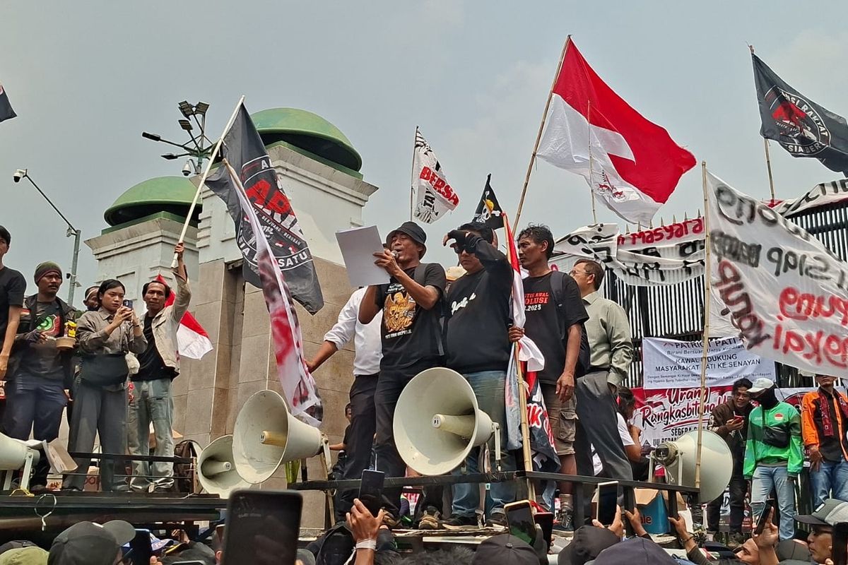 BOTOK SAMPAIKAN HASIL AUDIENCE DENGAN DPR RI KEPADA MASSA AKSI