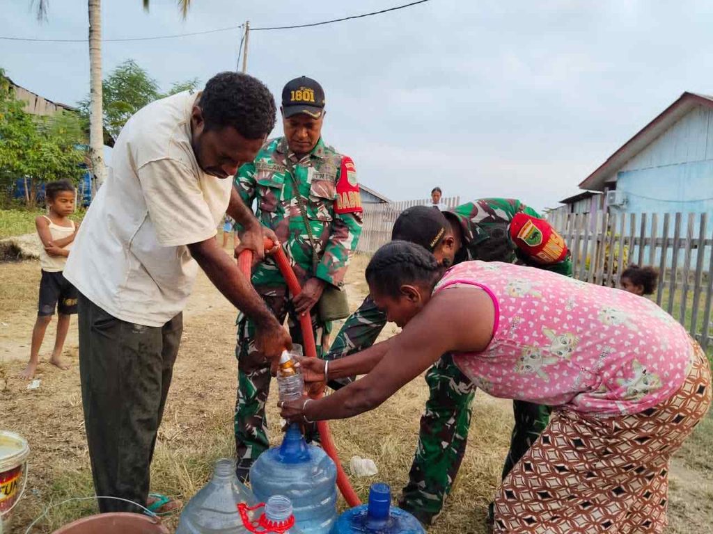 ATASI KRISIS AIR BERSIH KEMARAU MANOKWARI, KODIM 1801 ALIH FUNGSIKAN MOBIL DAMKAR BANTU WARGA HUNTARA SUSWENI