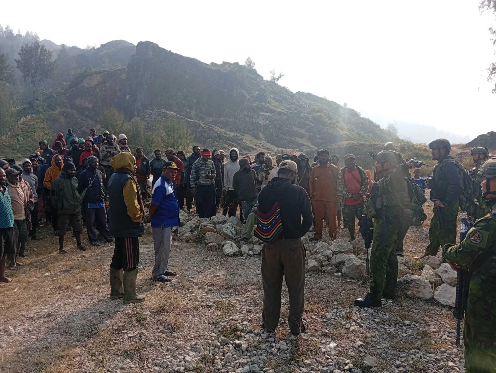 HADAPI KEMARAU EKSTREM, SATGAS YONIF 2 MARINIR DAN TOKOH ADAT DORUTO BERSATU KAWAL KEAMANAN LINGKUNGAN