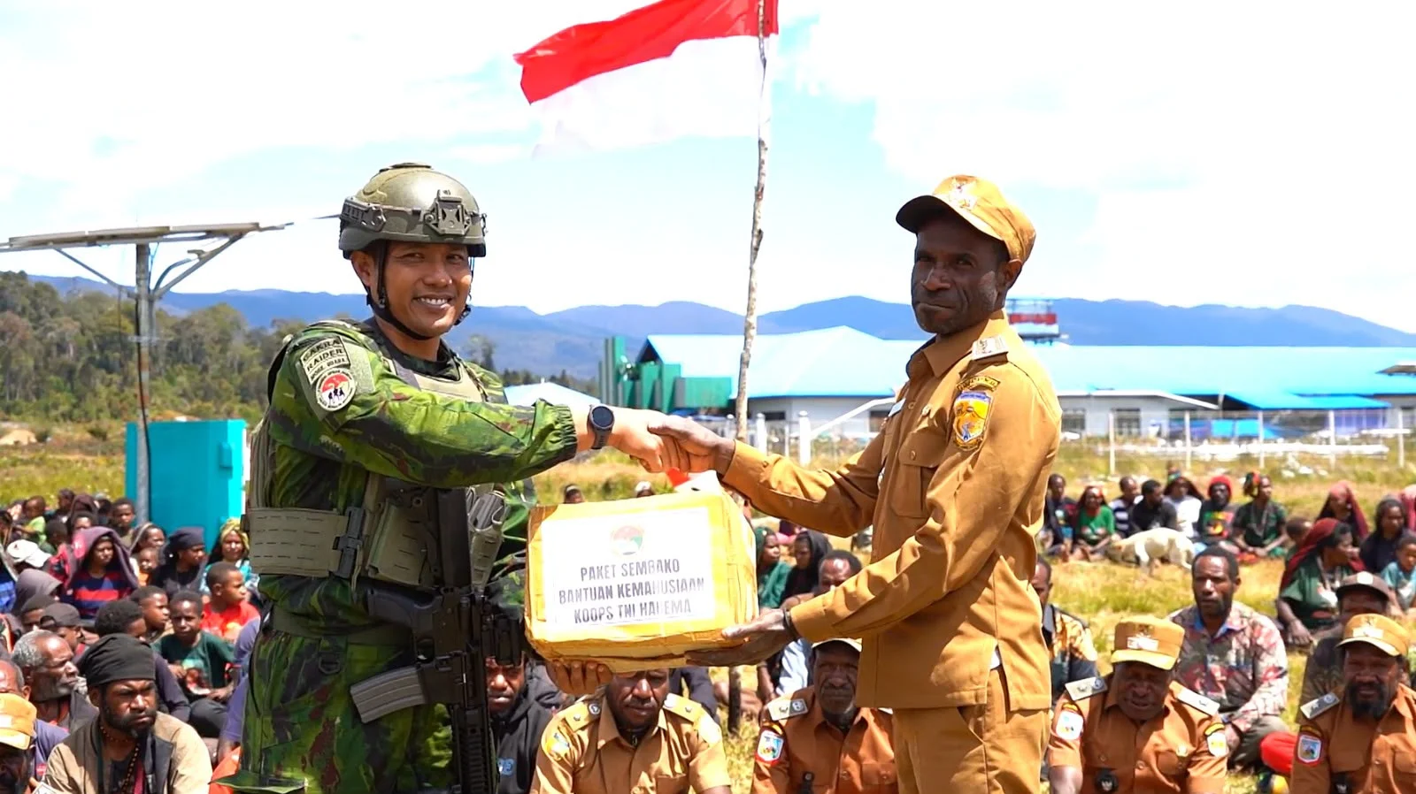 LALUI DAN TEMBUSI MEDAN EKSTREM, TNI SALURKAN 2 TON BANTUAN KE 3 DISTRIK DI KABUPATEN PUNCAK