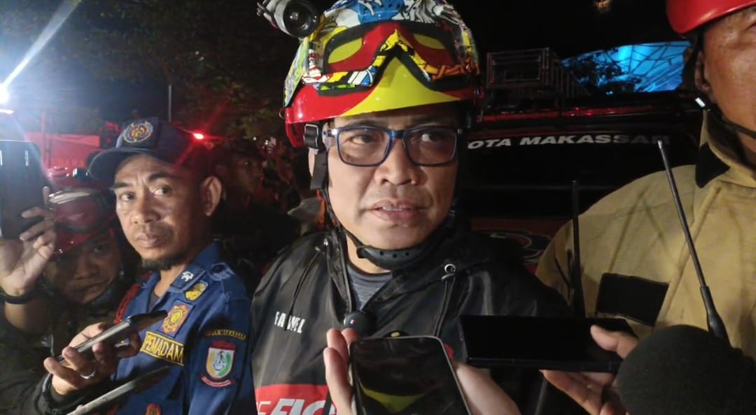 TERAS PENAMPUNGAN BARANG MALL NIPAH DI MAKASSAR TERBAKAR