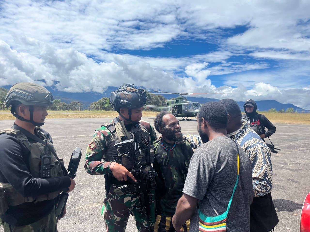 TIDAK SEKEDAR MENJAGA KEAMANAN, KOOPS TNI HABEMA HADIR MEMBAWA HARAPAN BAGI WARGA DITENGAH KONFLIK UGIMBA