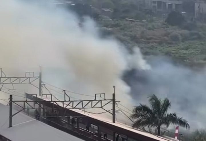 KEBAKARAN ALANG-ALANG DILAHAN KOSONG SAMPING STASIUN BANDAN, PELAYANAN KRL SEMPAT TERGANGGU